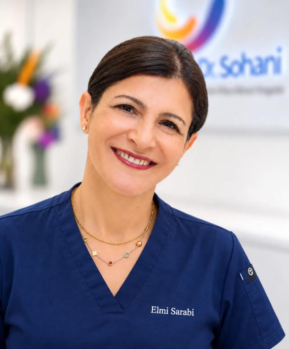 Frau Elmi Sarabi, Studierte Verwaltung- und Bürokraft