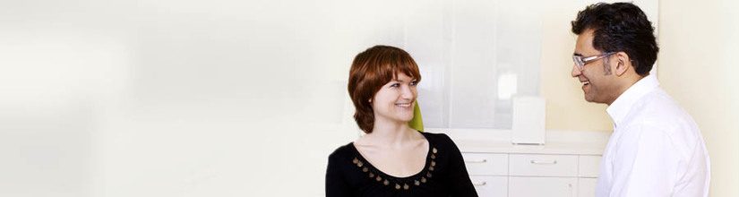 Dr. Sohani berät eine Patientin