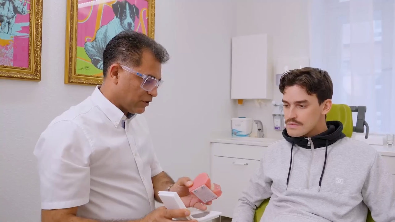 Dr. Sohani berät einen Patienten zu Brackets